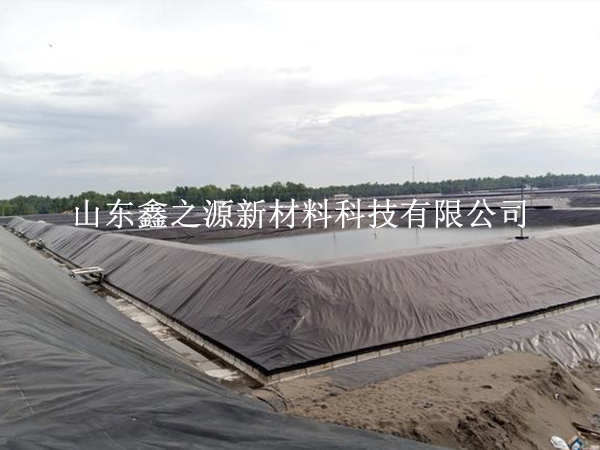 大風(fēng)天氣下鋪設(shè)沼氣池黑膜的技巧：安全高效，創(chuàng)新應(yīng)對(duì)