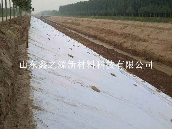 丙綸土工布鋪設：規(guī)避天氣影響，筑牢施工質(zhì)量防線