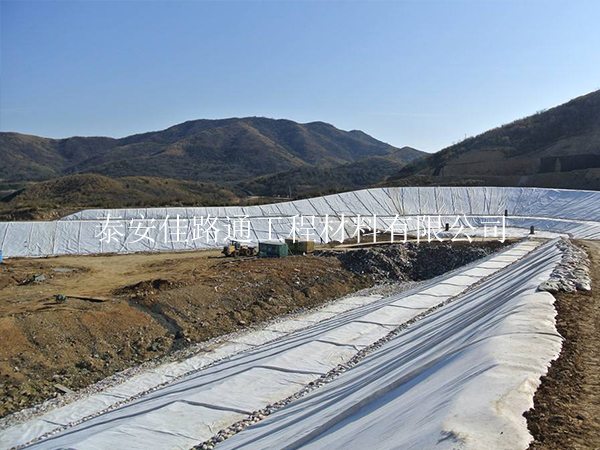 礦山施工是如何選擇鋪設(shè)防滲復(fù)合土工膜的？